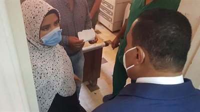 محافظ مطروح يطمئن على صحة طالبة تعرضت لحادث أثناء توجهها للامتحان | فيديو