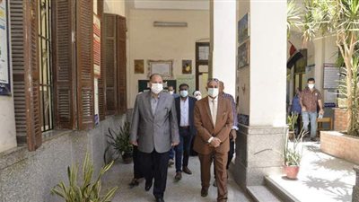 محافظ أسيوط يتابع تطبيق الإجراءات الاحترازية داخل لجان الثانوية العامة | فيديو
