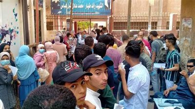 مخالفات أمام لجان الثانوية العامة.. اصطحاب أولياء الأمور لأبنائهم.. تزاحم الطلاب بالإسكندرية.. وأعمال حفر أمام مدرسة بالفيوم
