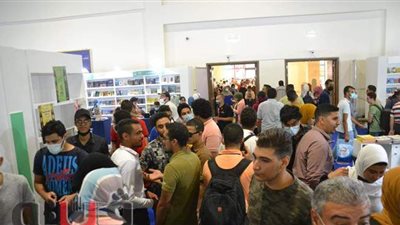 توافد زوار معرض الكتاب في يومه العاشر.. والشباب يسيطرون على المشهد | صور