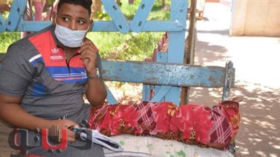 طالب بقدم مكسورة يؤدي امتحان الثانوية العامة بالأقصر