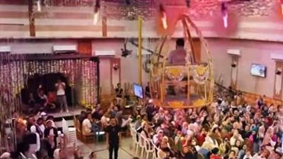 المدرس الطائر يثير غضب النشطاء.. تليفريك وقاعة أفراح لطلاب الثانوية العامة | فيديو