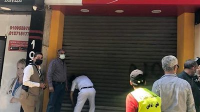رئيس حي الدقي يغلق محلا لتغيير الزيوت ومطعما لإدارتهما بدون ترخيص | صور