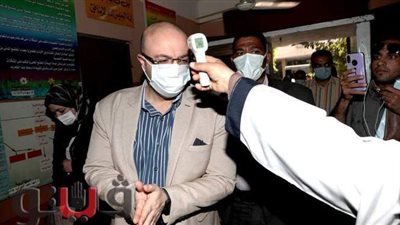 محافظ بني سويف يخضع لـ«كشاف الحرارة» خلال تفقده لجان الثانوية العامة