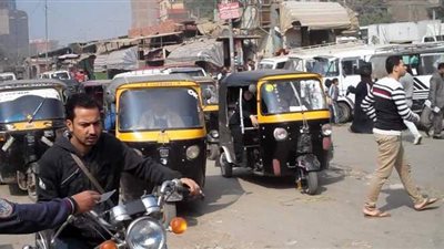 «التوكتوك» صداع في رأس أهالي أبو تشت.. مخاوف بسبب التكتل العائلي والقبلي في المركز.. ومطالبات بترخيصه لعودة الانضباط المروري