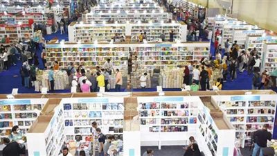 إقبال جماهيري كبير على معرض القاهرة للكتاب في تاسع أيامه | صور