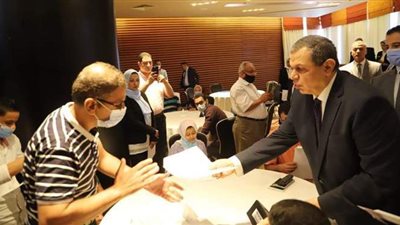 وزير القوى العاملة يسلم 114 عقد عمل لذوي الهمم بالإسكندرية