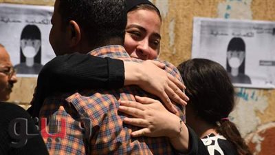 بالأحضان.. أولياء الأمور يستقبلون طلاب الثانوية العامة بلجنة عابدين | صور