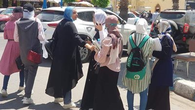 طالبات الثانوية العامة بمطروح: امتحان اللغة العربية صعب| فيديو وصور