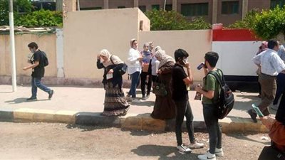 بث مباشر.. تأخر خروج طالبات لجنة بالثانوية العامة في بنها