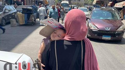 الأشجار والكرتون.. وسيلة المواطنين للهروب من أشعة الشمس | صور