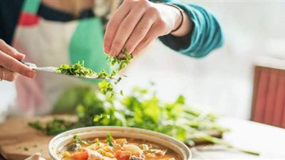 للمرأة العاملة.. نصائح تساعدك على تنظيم وقتك في المطبخ