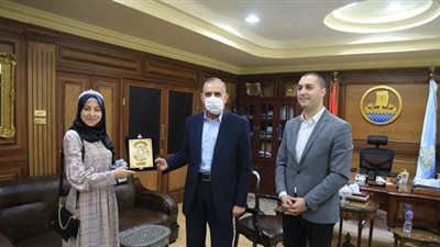 محافظ كفر الشيخ يكرم الفتاة قارئة القرآن أمام الرئيس السيسي | صور