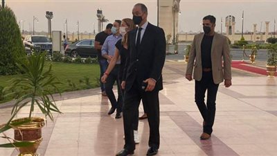 جمال مبارك ومحمود أباظة يشاركان في عزاء جيهان السادات | صور