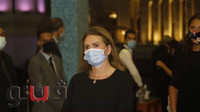 زاهي حواس ويسرا وموسى مصطفى في عزاء جيهان السادات | صور