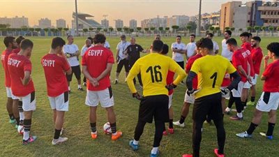 شوقي غريب يستهل مران المنتخب الأوليمبي بمحاضرة فنية | صور