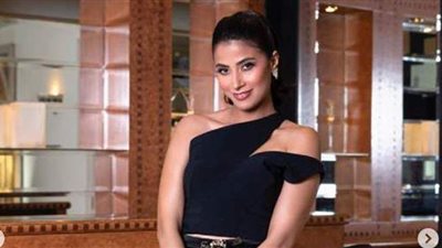 روبي تتألق بالأسود في أحدث جلسة تصوير