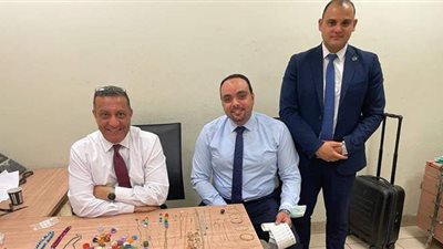 ضبط محاولة تهريب 133 قطعة مشغولات ذهبية بحوزة راكبة في مطار القاهرة | صور