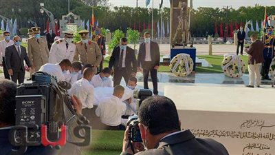 لحظة دفن جيهان السادات بجوار زوجها الرئيس السابق | فيديو وصور