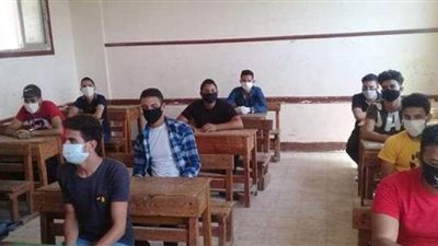 طلاب الشعبة الأدبية بالثانوية العامة يؤدون امتحان اللغة العربية.. اليوم