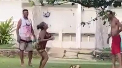 عجوز برازيلية تصدم الجماهير بمهارات نيمار ورونالدينيو | فيديو