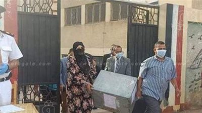 وسط إجراءات مشددة.. التعليم تتابع وصول صناديق كراسات امتحان اللغة العربية للجان
