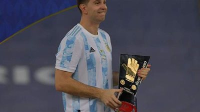 كوبا أمريكا | إيميليانو مارتينيز يتوج بجائزة القفاز الذهبي كأفضل حارس