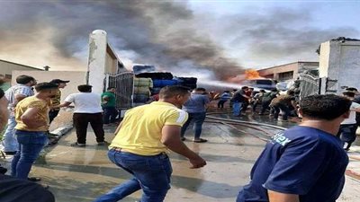 الدفع بسيارات إطفاء لإخماد حريق مصنع بالعاشر من رمضان | صور