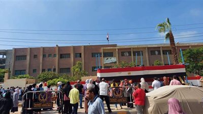 بصحبة أولياء الأمور.. طلاب الثانوية العامة بالقليوبية يتوافدون على اللجان