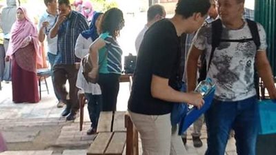 زحام على البوابات وعدم ارتداء الكمامات بلجان امتحانات الثانوية بأسيوط | صور