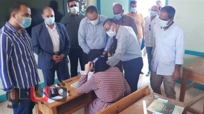 المحافظ بمدرسة بنى