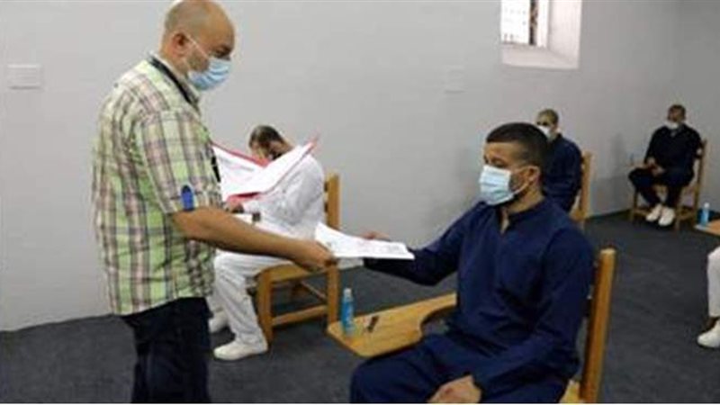 نزلاء السجون يؤدون