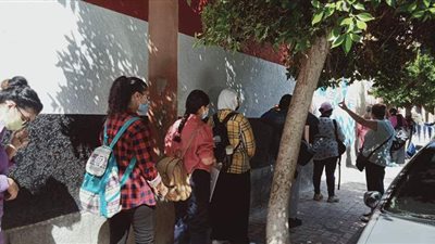 توافد طالبات الشعبة الأدبية على لجان الثانوية لتأدية امتحان اللغة العربية بالإسكندرية