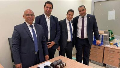 إحباط تهريب أسلحة بيضاء وساعات بمطار القاهرة | صور