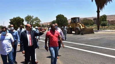 أشرف عطية يتفقد مشروع تطوير ورصف طريق خان أسوان | صور