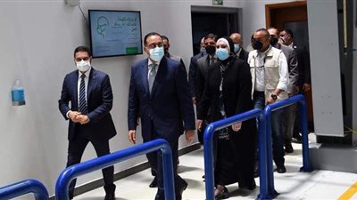 رئيس الوزراء يتفقد المصنع الإقليمي لشركة شنايدر إليكتريك بمدينة بدر