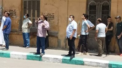 الأمن يطالب أولياء أمور بالابتعاد عن محيط لجان الثانوية بالشرقية | صور