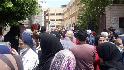 طالبات الثانوية بالمنصورة عن امتحان العربي: الوقت مش كافي ومفيش مراوح