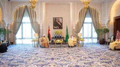 خادم الحرمين وسلطان عمان يتبادلان أرفع الأوسمة