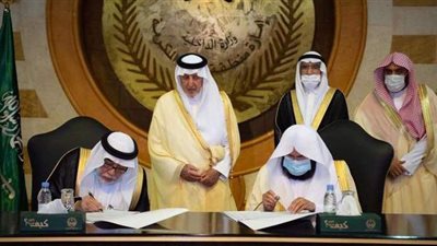 تسليم كسوة الكعبة المشرفة إلى كبير سدنة بيت الله الحرام