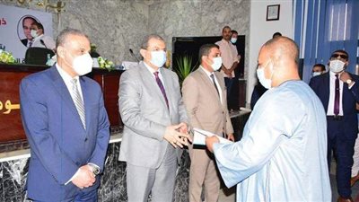 وزير القوى العاملة ومحافظ سوهاج يسلمان 60 عقد عمل لذوي الهمم