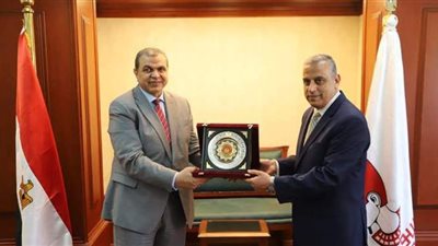 وزير القوي العاملة يتبادل الدروع مع محافظ سوهاج