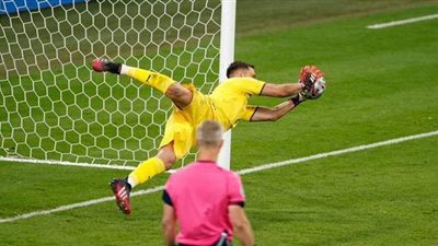 دوناروما يفوز بجائزة أفضل لاعب في يورو 2020