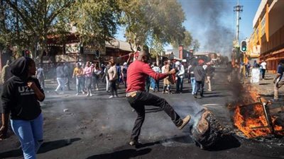 الشوارع تحولت لساحة حرب.. فوضى وأعمال عنف في جوهانسبرج تنديدا بسجن زوما | فيديو