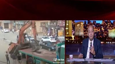 ميعملهاش إلا المصريين.. أديب يعلق على فيديو غريب لإنزال كراكة من أعلى سيارة نقل