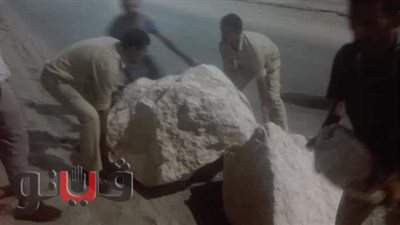 إزالة قطع صخرية تعيق حركة السيارات بطريق الإسماعيلية الزقازيق