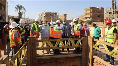 فريق الأمريكية للتنمية الدولية يتابع مشروع نظام تجميع الصرف بدرنكة أسيوط | صور