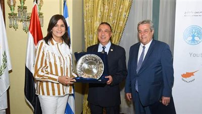 الشريف يهدي نبيلة مكرم مفتاح الإسكندرية تقديرا لجهودها في رعاية المصريين بالخارج