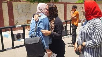 والدة طالبة تفاجئ ابنتها بهدية أمام لجنة الثانوية العامة بمطروح | فيديو وصور