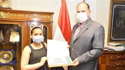 محافظ أسيوط يكرم الطفلة سيلينا سمير لفوزها بجائزة الدولة التشجيعية للمبدع الصغير | صور
